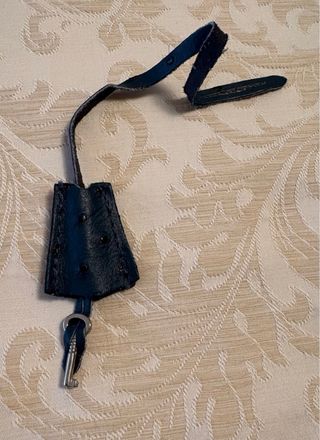 Bolso de mano azul efecto piel