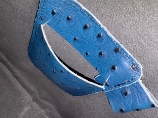 Bolso de mano azul efecto piel