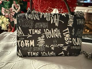 Bolso Negro con Estampado Graffiti