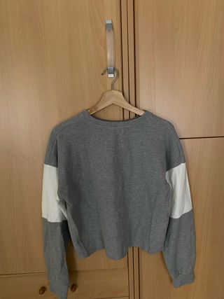 Camiseta gris con detalle en manga blanca