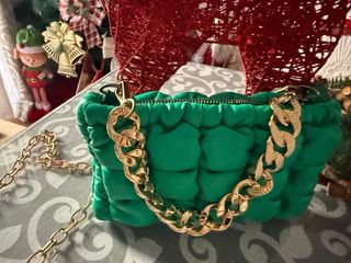 Bolso verde con cadena dorada