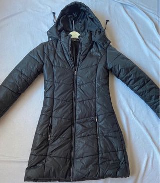 Abrigo negro acolchado con capucha