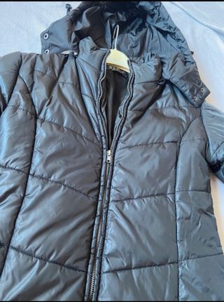 Abrigo negro acolchado con capucha