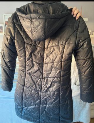 Abrigo negro acolchado con capucha