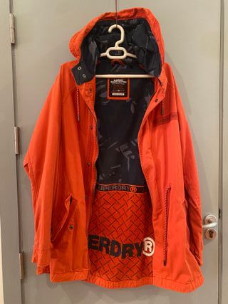 Parka Superdry Rookie Edition. Color rojo