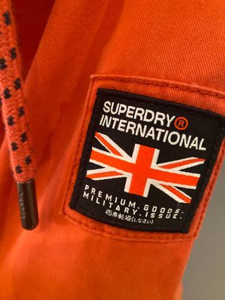 Parka Superdry Rookie Edition. Color rojo