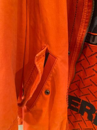 Parka Superdry Rookie Edition. Color rojo