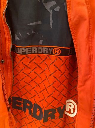 Parka Superdry Rookie Edition. Color rojo
