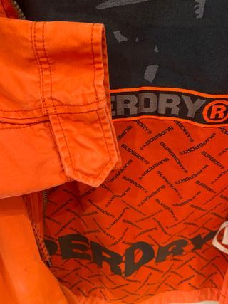 Parka Superdry Rookie Edition. Color rojo