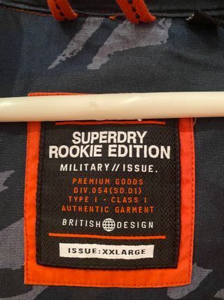 Parka Superdry Rookie Edition. Color rojo