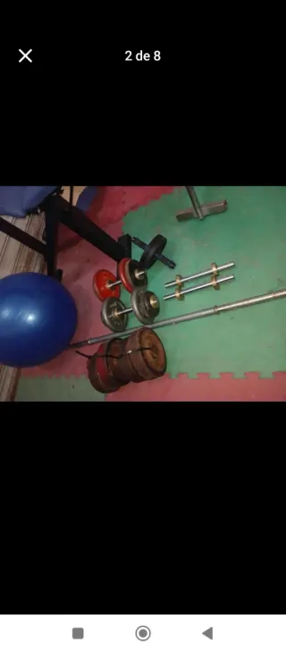 Attrezzatura da palestra con banco pesi, accessori e manubri