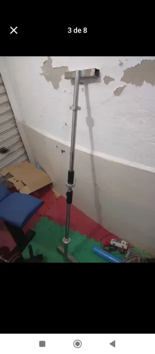 Attrezzatura da palestra con banco pesi, accessori e manubri