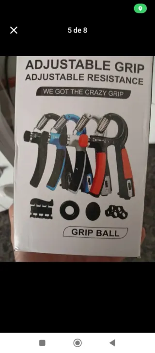 Attrezzatura da palestra con banco pesi, accessori e manubri