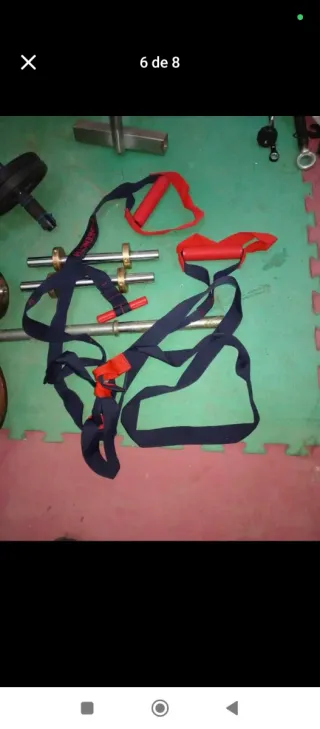 Attrezzatura da palestra con banco pesi, accessori e manubri