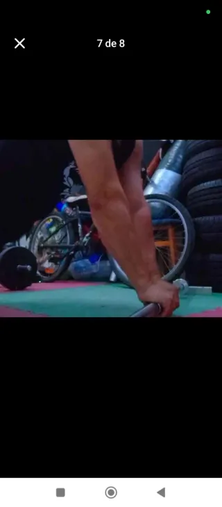 Attrezzatura da palestra con banco pesi, accessori e manubri