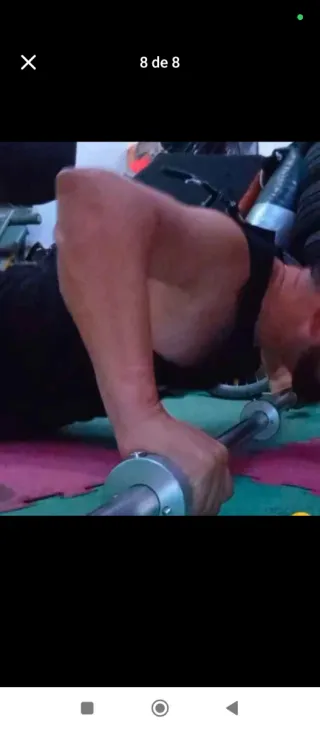 Attrezzatura da palestra con banco pesi, accessori e manubri