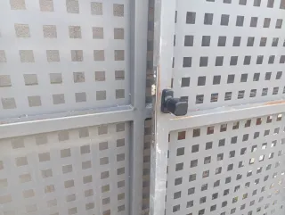 Puerta peatonal y de garaje metálica