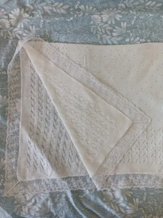 Toquilla de bebé de punto con encaje