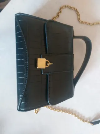 Mini bolso negro con detalles dorados