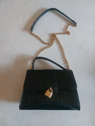 Mini bolso negro con detalles dorados