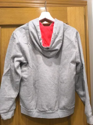 Sudadera gris con capucha y cordones rosas