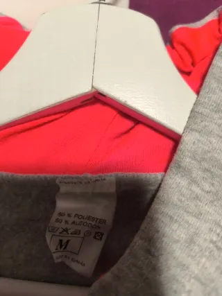 Sudadera gris con capucha y cordones rosas