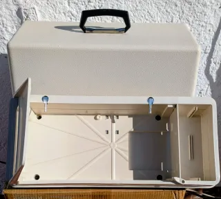 Valigia rigida per macchina da cucire domestica.