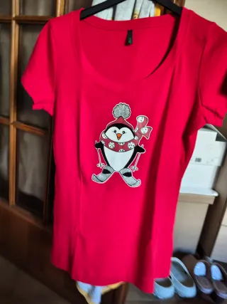 T-shirt Benetton rossa con pinguino