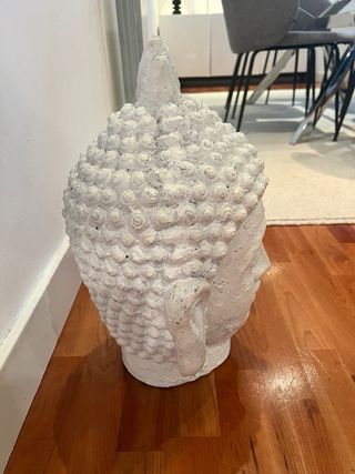 Scultura di Buddha in pietra beige