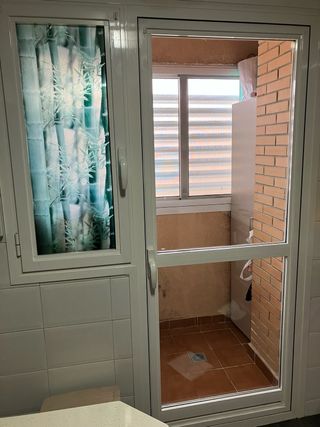 Puerta aluminio blanca