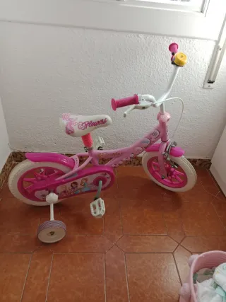 Bicicleta infantil rosa con ruedas de apoyo