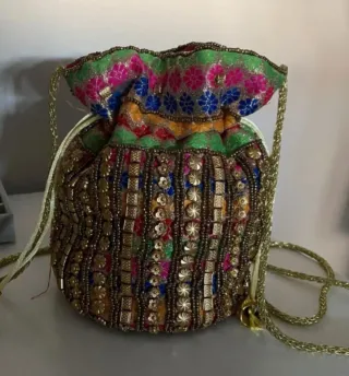 Bolso de mano bordado y con pedrería