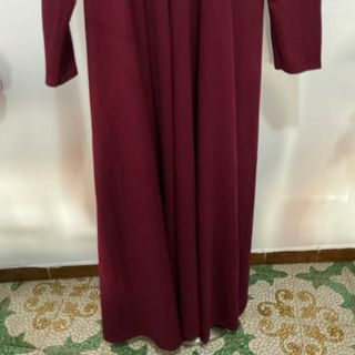 Vestido largo con capucha y cremallera