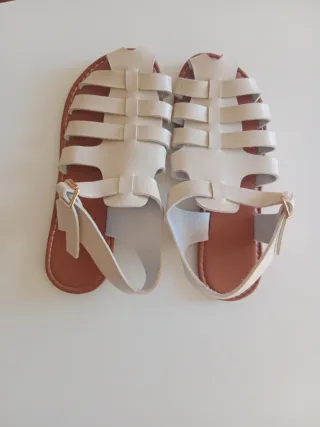 Sandalias romanas beige y marrón
