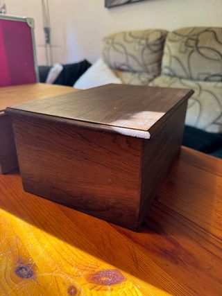 Caja de madera decorativa hecha a mano
