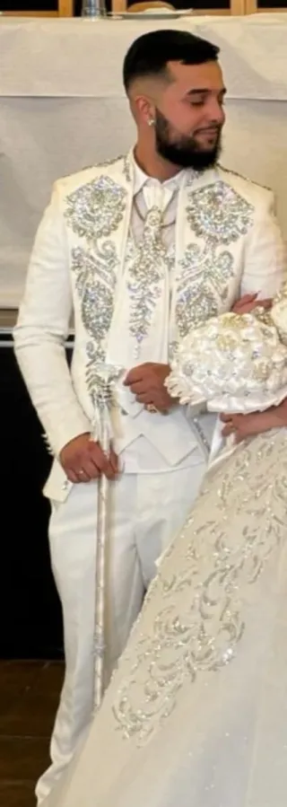Traje de Novio Blanco con Pedrería