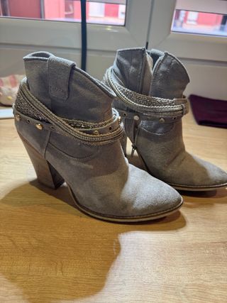 Botas de tacón beige con detalles dorados