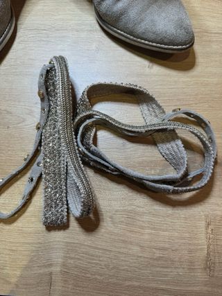 Botas de tacón beige con detalles dorados