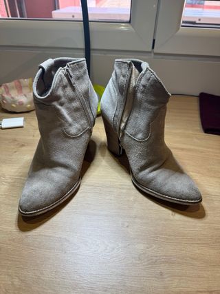 Botas de tacón beige con detalles dorados