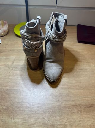 Botas de tacón beige con detalles dorados