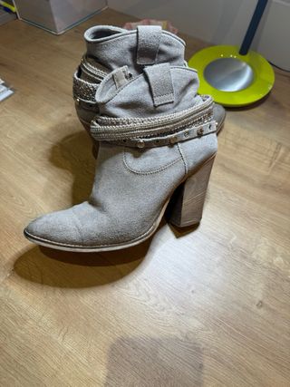 Botas de tacón beige con detalles dorados