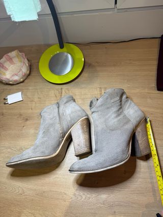 Botas de tacón beige con detalles dorados