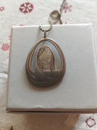 Colgante y cadena Virgen María Plateado.