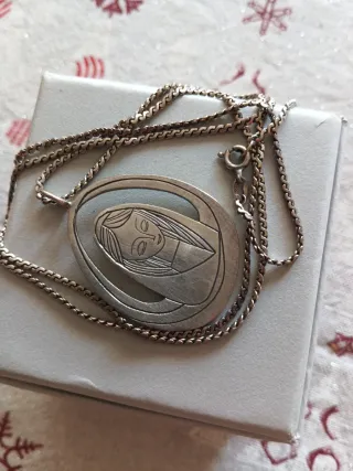 Colgante y cadena Virgen María Plateado.