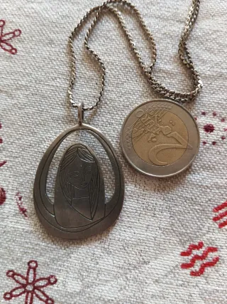 Colgante y cadena Virgen María Plateado.