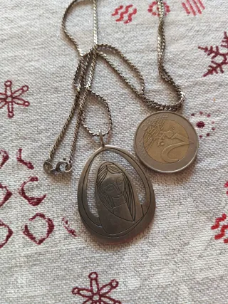 Colgante y cadena Virgen María Plateado.