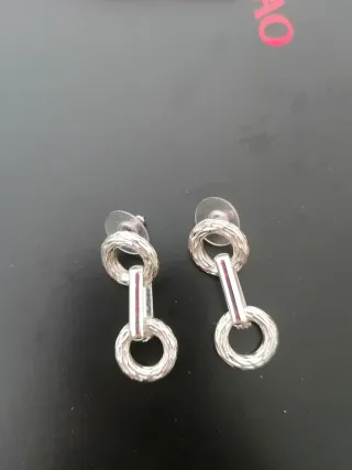 Pendientes plateados con eslabones