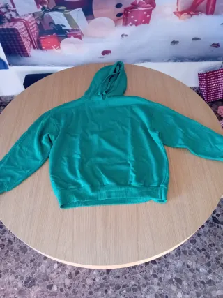 Sudadera verde con capucha