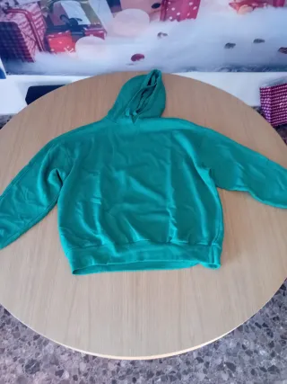 Sudadera verde con capucha