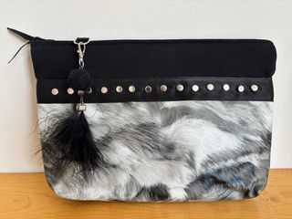 Bolso de mano negro estampado